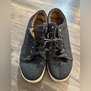 Susina charcoal grey women’s sneakers with satin laces!